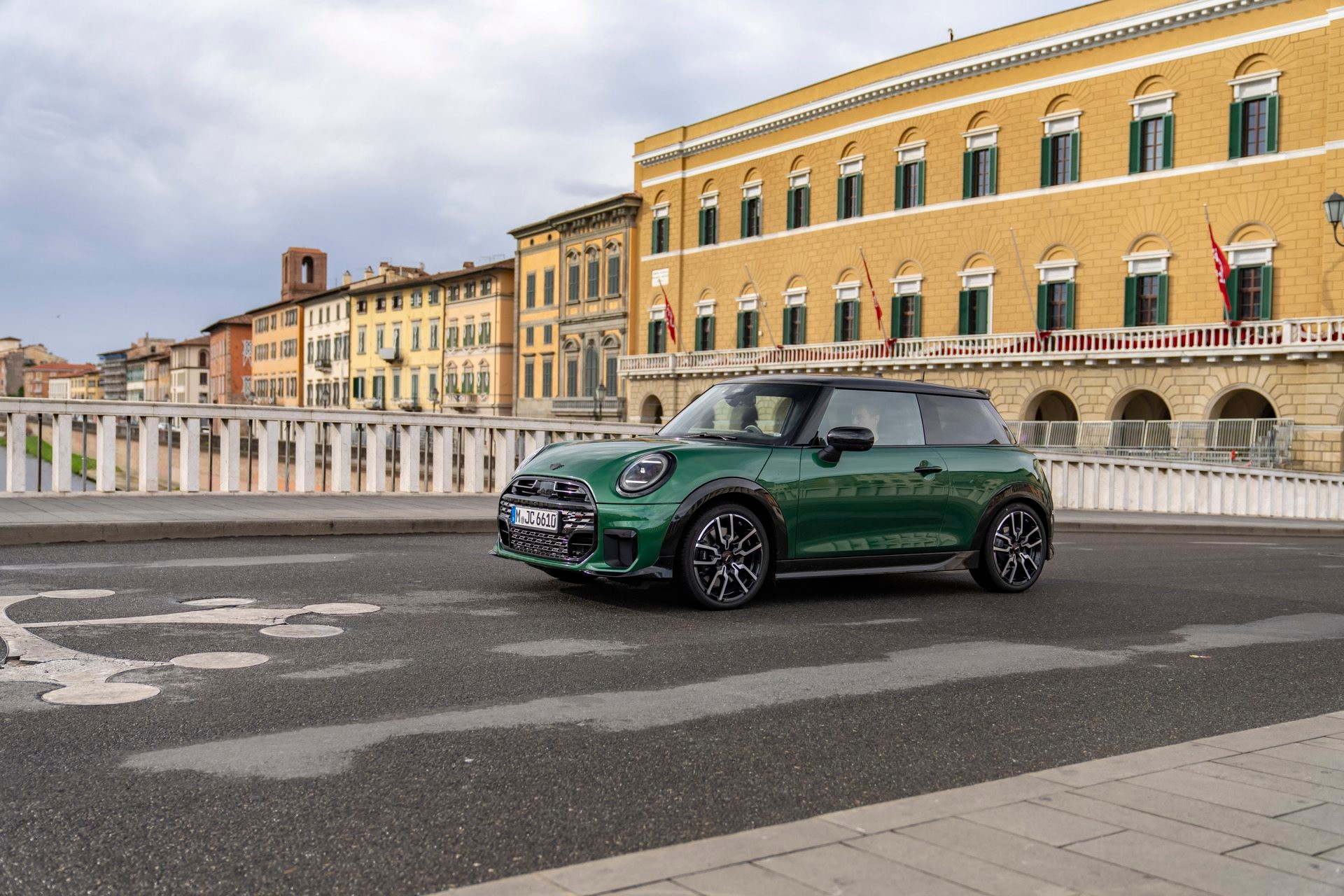 MINI Cooper S a circular na estrada, 2024.